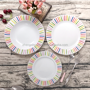 Set di 18 Piatti Fondi Rotondi in Ceramica Bianca con Bordo Colorato, Stile Moderno e Semplice, per Hotel, Ristoranti, Cene, Feste e Matrimoni - Product Image 1