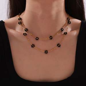 Nuevo Conjunto de Collar y Pulsera de Flor Margarita en Oro 18K, Cadena de Acero Inoxidable con Piedra Negra, Ideal para Aniversario - Product Image 3
