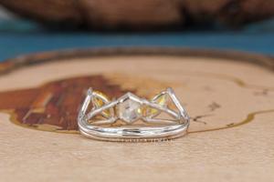 Elegante Anillo de Corona Hexagonal con Diamante Amarillo de Lujo, Joyería Hecha a Mano, Diamantes Brillantes, Diseño Atemporal, Perfecto - Product Image 3