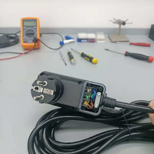 RIFENG Interruttore Differenziale Tedesco Standard UE con Protezione da Dispersione di Corrente (PRCD) Impermeabile IP54 10A/16A Industriale con Autotest 220V in Materiale PC per Uso Domestico - Product Image 1