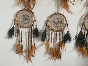 Attrape-rêves rond artisanal indien en plumes naturelles, teint à la main, éco-responsable, pour la décoration de Noël et de la maison (DIY) - Product Image 2