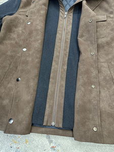 Veste en faux daim personnalisée d'usine avec patch et col en poils de lapin matelassé doublé longue veste en faux cuir et daim <span class=keywords><strong>manteau</strong></span> de chasse pour hommes - Product Image 3