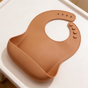 Bavoirs pour bébé en silicone sans BPA avec logo personnalisé et poche de récupération des aliments, imperméables, de qualité alimentaire, vente en gros, pour bébés de 1 à 6 mois - Product Image 5