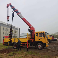 Camion-grue de 8 tonnes avec accessoire de forage par tarière et télécommande pour la construction de poteaux électriques