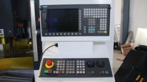 Centro de Mecanizado VMC1160 con Control FANUC, Fresadora Vertical para Metal, Cargador de Herramientas de 24 Brazos, Fresadora de 3 Ejes VMC1160 5 Ejes - Product Image 4