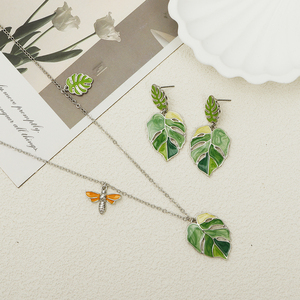 Boucles d'oreilles pendantes en émail à feuilles creuses tendance de créateur raffiné, en alliage, cadeau pour femmes - Product Image 3