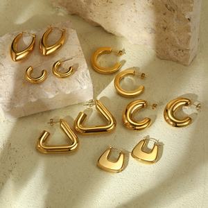 Boucles d'oreilles créoles ajourées imposantes en acier inoxydable plaqué or 18 carats, hypoallergéniques, pour femmes, vente en gros, par un créateur de bijoux de mode - Product Image 5