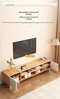 Meuble TV scandinave bicolore avec porte coulissante, rangement ouvert, pieds en bois robustes, console multimédia minimaliste pour salon