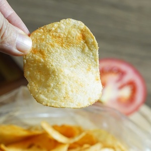 Wholesale Asian Exotic Snacks 180g <strong>Pringle</strong> Black Pepper Parmesan Cheese Flavor Crispy Potato Chips Snacks - Product Image 1