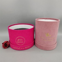Boîtes cadeaux rondes roses de luxe en carton recyclé avec logo personnalisé, impression à chaud et accents de ruban