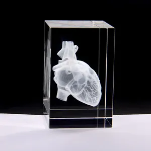 Cubo di Cristallo con Modello Umano a Cuore Inciso al Laser 3D, per Regali e Souvenir Didattici Ospedalieri - Product Image 1