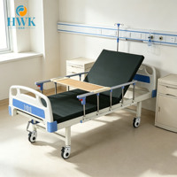 Lit d'hôpital clinique à manivelle simple avec structure en acier ABS, barrière rétractable, dossier réglable et plateau pliable