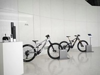 Vélo électrique DJI Amflow PL MTB avec batterie intégrée 800Wh, cadre en fibre de carbone, moteur central, charge rapide, écran OLED de 2 pouces, 10 vitesses