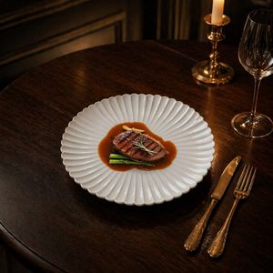 Assiettes élégantes <span class=keywords><strong>en</strong></span> porcelaine <span class=keywords><strong>blanche</strong></span> <span class=keywords><strong>en</strong></span> <span class=keywords><strong>forme</strong></span> <span class=keywords><strong>de</strong></span> <span class=keywords><strong>fleur</strong></span>, vaisselle <span class=keywords><strong>en</strong></span> céramique gaufrée avec plis, idéales pour les dîners haut <span class=keywords><strong>de</strong></span> gamme, les mariages - Product Image 6