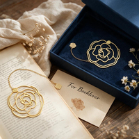 Marque-page personnalisé en laiton filigrané motif rose ajouré avec breloque chaîne dorée