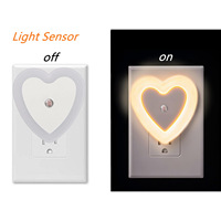 Veilleuse LED en forme de cœur, lumière ambiante enfichable avec capteur de contrôle, luminaire pour chambre et salle de bain