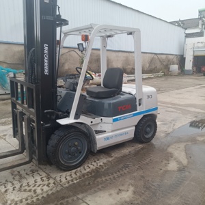 Montacargas TCM FD30 Usado Original de Japón con Bajas Horas de Trabajo, 3T 5T, Diésel, Elevador Hidráulico, Desplazador Lateral, Neumáticos Sólidos, con Asiento - Product Image 3
