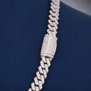 Collier unisexe de luxe en argent sterling 925 avec maillons cubains hip-hop de 6,5 mm, serti de diamants en moissanite, idéal pour un cadeau de mariage - Product Image 4