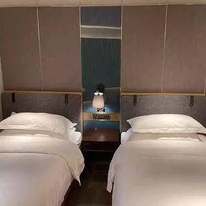 Ensemble de chambre d'hôtel à prix compétitif, lits jumeaux en bois massif durables avec table de chevet, armoire et table d'appoint - Product Image 6