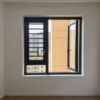 Ventana Abatible Lateral de Aluminio con Rotura de Puente Térmico Aomeja, con Sistema de Microventilación, Mosquitera y Panel Fijo