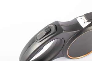 Guinzaglio retrattile automatico per animali domestici adatto per cani da passeggio all'aperto - Product Image 5