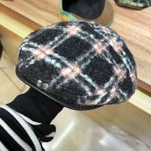 หมวกเบเร่ต์ลายสก็อตแบบวงกลม รุ่นใหม่ปี 2025 สำหรับผู้หญิง แฟชั่นทันสมัย สวมใส่สบาย อุ่นสบาย สีสันสดใส ทรงแบน - Product Image 3
