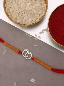 รักขีเงินแท้ 925 ลายรอยเท้าเด็ก สำหรับพี่ชาย ดีไซน์รอยเท้าเด็กน่ารัก สร้อยข้อมือรักขีเงินแท้พรีเมียมสำหรับวันราคชบาธัน - Product Image 3