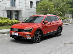 Volkswagen <span class=keywords><strong>Tiguan</strong></span> L <span class=keywords><strong>2017</strong></span> SUV, R19, Sistema de Control de Presión de Neumáticos, Techo Panorámico, Ventilaciones Traseras, Volante a la Izquierda, Coche Usado - Product Image 3