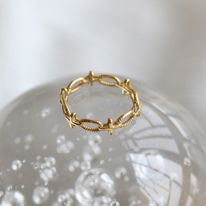 Anillo Religioso Minimalista con Cruz Hueca, Anillos de Acero Inoxidable Dorados para Mujer - Product Image 2