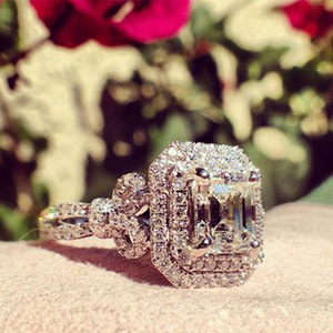 Anello di fidanzamento da donna F1364 in oro massiccio 18 carati con diamante taglio smeraldo e diamante bianco naturale colore D - Product Image 1