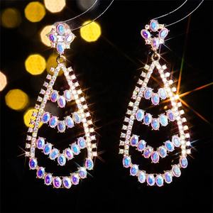 Boucles d'oreilles pendantes géométriques exagérées en alliage plaqué or avec strass en verre coloré, style mode transfrontalière pour femmes européennes et américaines - Product Image 4