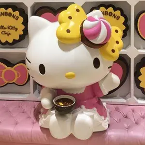 Fábrica personalizada al por mayor decoración de jardín arte moderno estatua de fibra de vidrio Hello Kitty estatua gato escultura para la venta