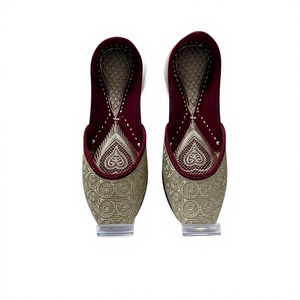 Chaussures en cuir de luxe pour femmes BS INTERNATIONAL, broderie florale, fermeture à boucle, talon plat traditionnel, tendance mode pour la marche - Product Image 4