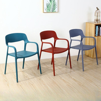 Chaise de salle à manger en plastique PP empilable avec accoudoirs, style nordique, pour extérieur, meubles de salon, fauteuil en plastique, vente en gros directe d'usine