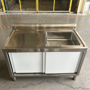 Fregadero individual con gabinete Victory de acero inoxidable para suministros de hotel y restaurante - Product Image 6