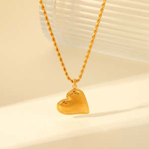Pendentif cœur lisse tendance en acier inoxydable plaqué or 18 carats Collier ras du cou à chaîne torsadée pour la Saint-Valentin - Product Image 3