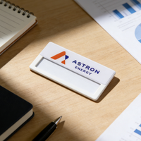 Badge nominatif métallique personnalisé avec aimant, étiquette nominative gravée sur mesure avec attache sécurisée pour le personnel, badge d'identification d'employé en gros