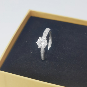 Bague de fiançailles romantique en argent 925 avec zircon, sertissage à six griffes, maintient solidement la pierre principale, motif trapézoïdal, petits diamants - Product Image 3