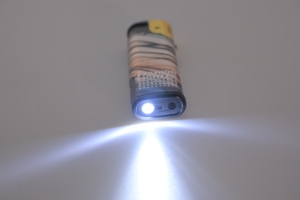 Briquet électronique LED au design classique, coupe-vent, avec fonction souffleur pour cigarettes, idéal pour cadeaux d'affaires ou camping, fabriqué en plastique durable - Product Image 4