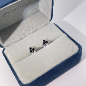 Boucles d'oreilles géométriques en laiton plaqué or Tianyu Gems pour femmes avec trois pierres en zircon cubique noir, design classique et élégant - Product Image 1