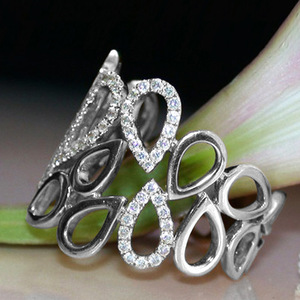 Anello da Donna con Design a Goccia Cava - Product Image 2