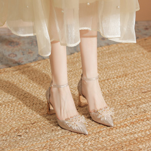 Zapatos de novia de satén con punta en pico y bordado floral, elegantes tacones altos con correa en el tobillo para novia y damas de honor, modelo 7500B-146 - Product Image 4