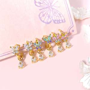 Pendientes de aro Huggies de mariposa hipoalergénicos chapados en oro de 18 quilates con gotas - Product Image 3