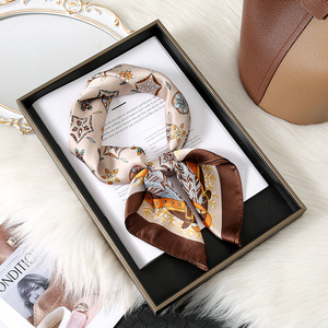 <span class=keywords><strong>DLS</strong></span> Fashion 70x70 Foulard carré floral tendance, motif pois, luxe, pour femme - Product Image 1