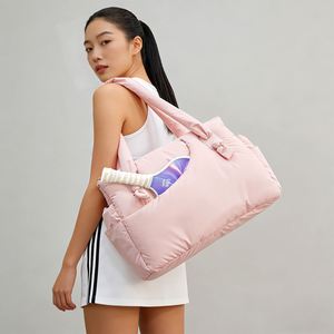 Sac fourre-tout matelassé personnalisé pour pickleball avec logo, en nylon imperméable, design matelassé, multi-compartiments, poche sèche/humide, sac à bandoulière/porté épaule - Product Image 1