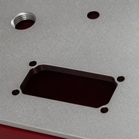 Boîtier d'instrument en aluminium usiné sur mesure par CNC avec corps anodisé rouge et couvercle supérieur argenté sablé pour usage en laboratoire