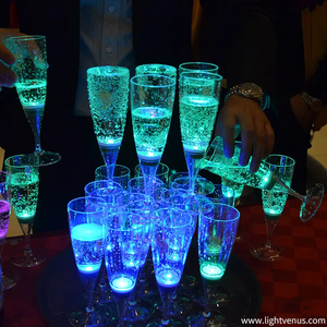 Tasse de fête <span class=keywords><strong>lumineuse</strong></span> brillant dans le noir LED allument des verres à boire Flûtes à champagne en plastique de qualité alimentaire - Product Image 2
