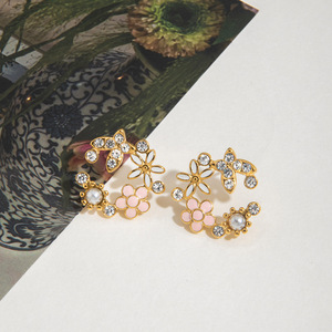 Pendientes Románticos con Perlas Doradas y Mariposas, con Flores de Cristal para Uso Diario - Product Image 4