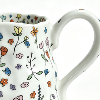 Tasse en céramique florale façonnée à la main, grande capacité 600 ml, forme ondulée irrégulière pour café, thé, eau