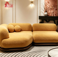 Canapé modulaire sectionnel STG en boucle moutarde et bois de noyer, style italien moderne, avec chaise longue et table d'appoint en bois pour villa